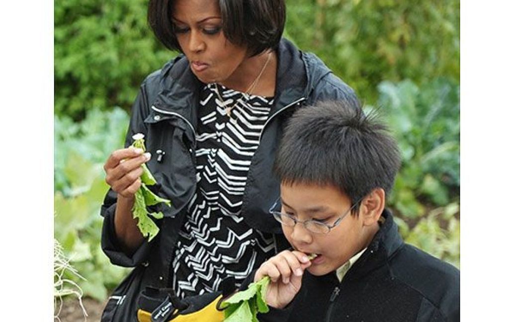 У зборі гарбузів, ріпи і картоплі дружині президента допомагали школярі. / © AFP