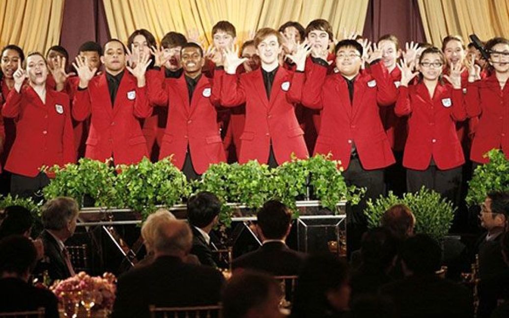 США, Чикаго. Дитячий хор Чикаго виступає під час вечері, яку організував мер міста Річард Дейлі для китайського президента Ху Цзіньтао у великій бальній залі готелю "Хілтон" у Чикаго. / © AFP
