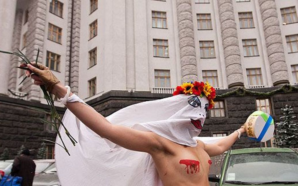 Активістка руху FEMEN в образі "кровосісі" спробувала прорватися до будівлі Кабінету міністрів і особисто вручити Миколі Азарову квіти і торт. / © Жіночий рух FEMEN