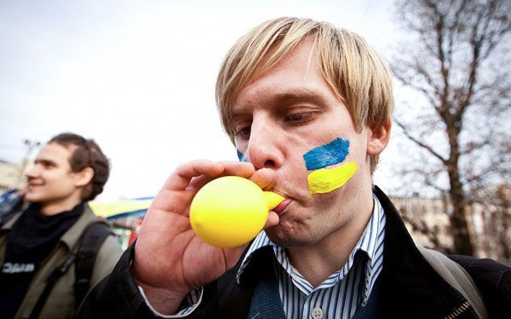 З адміністрації президента мітингувальникам винесли привітання від голови держави. / © Украинское Фото