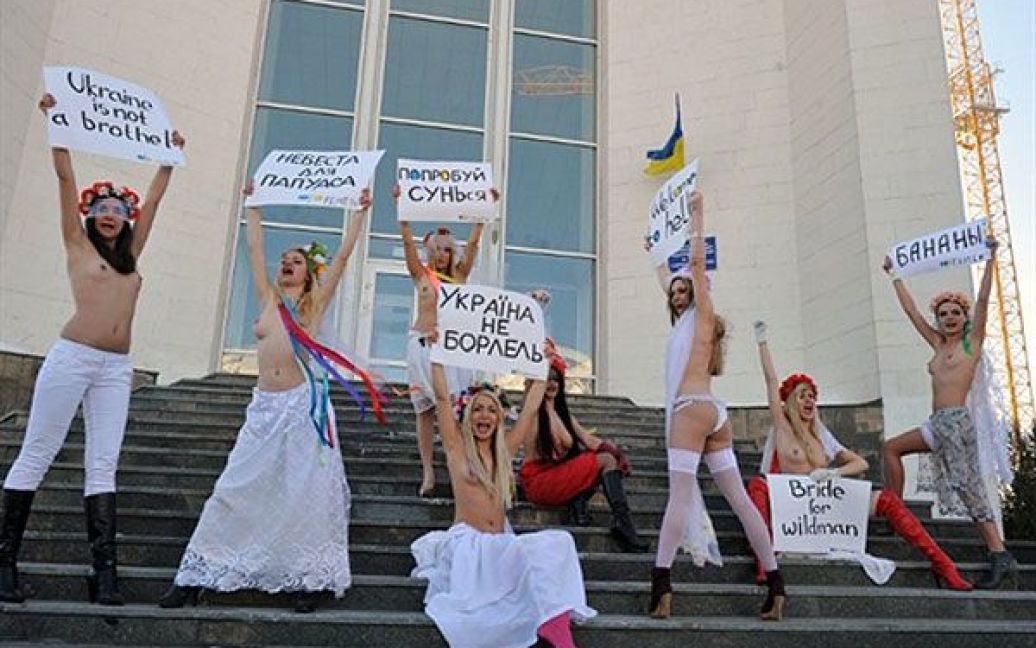 Активістки жіночого руху FEMEN провели у Києві перед будівлею центрального РАГСу України топлес-акцію протесту "Наречені для папуаса". / © AFP