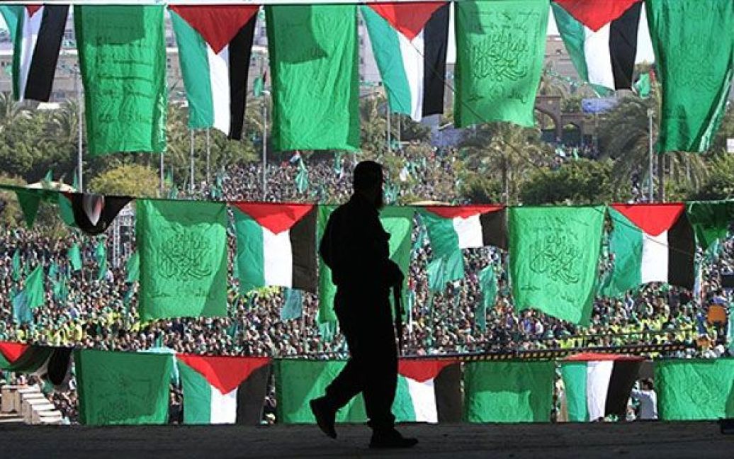 Місто Газа. Члени збройних сил руху "Хамас" стоять на варті під час мітингу, присвяченому 23-й річниці з дня заснування руху. Рух "Хамас" був заснований 14 грудня 1987 року, незабаром після початку першої інтифади, або повстання проти окупації Ізраїлем палестинського Західного берега і сектора Газа. / © AFP