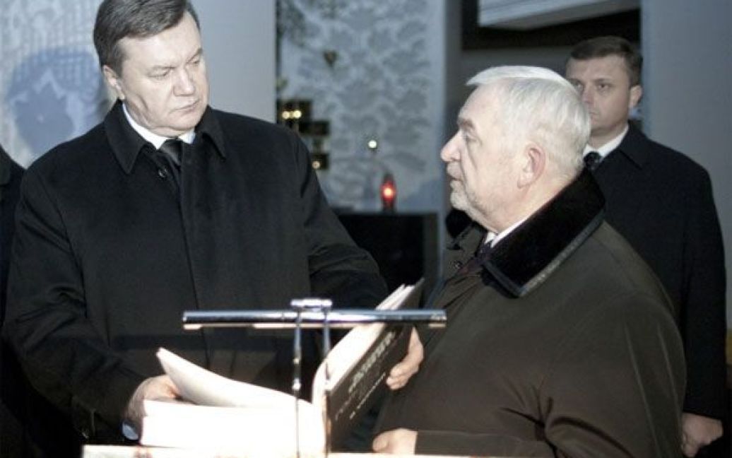 Віктор Янукович переглянув Національну книгу пам&rsquo;яті жертв голодоморів. / © President.gov.ua