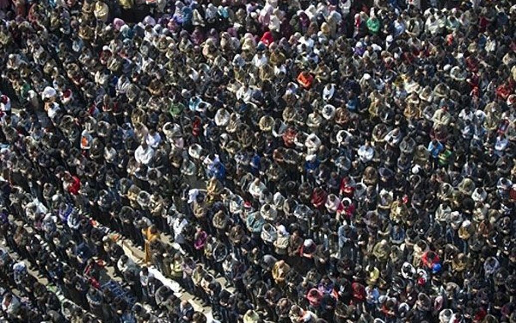 Єгипет, Каїр. Тисячі єгипетських антиурядових демонстрантів беруть участь у п&#039;ятничній молитві під час акцій протесту на площі Тахрір. / © AFP