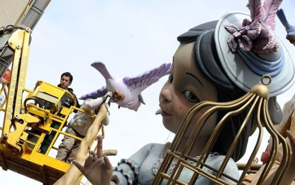 Одніїєю з ключових подій фестивалю Фальяс є парад гігантських (до 20 метрів) ляльок / © AFP