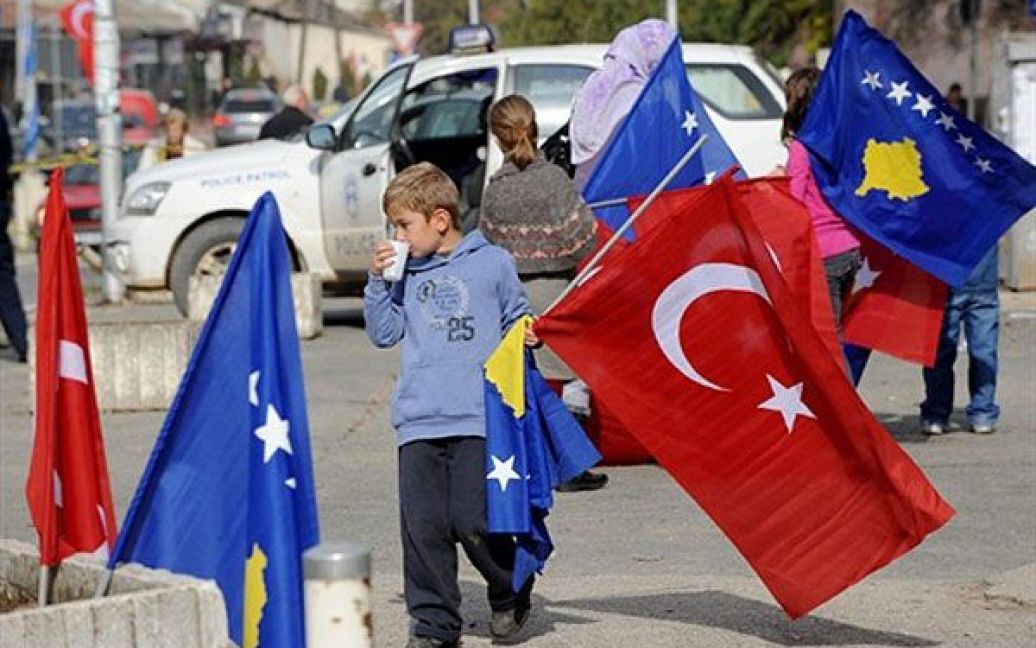 Сербія, Пріштіна. Дитина косовських албанців тримає прапори Косово і Туреччини перед візитом прем&#039;єр-міністра Туреччини Реджепа Тайіпа Ердогана до Пріштіни. / © AFP