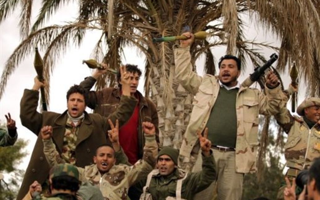 У Лівії тривають бої між військами, лояльними режиму Муаммара Каддафі, і силами повстанців, які домагаються його відставки. / © AFP
