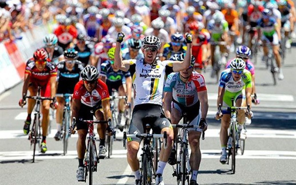 Австралія. Австралієць Метт Госс святкує перемогу на одному з етапів гонки "Tour Down Under 2011" у Ангастоні. / © AFP
