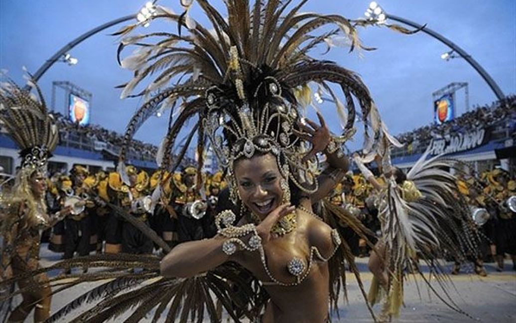 Бразилія, Сан-Паулу. Учасниця карнавалу зі школи самби Gavioes da Fiel танцює під час другої ночі карнавалу на самбадромі у місті Сан-Паулу. / © AFP