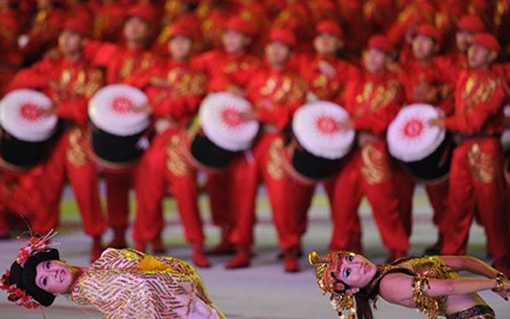 Китай, Гуанчжоу. Танцівниці виступають на церемонії відкриття 16-их Азіатських ігор у Гуанчжоу. Азіатські ігри відбуватимуться в Китаї до 27 листопада. / © AFP