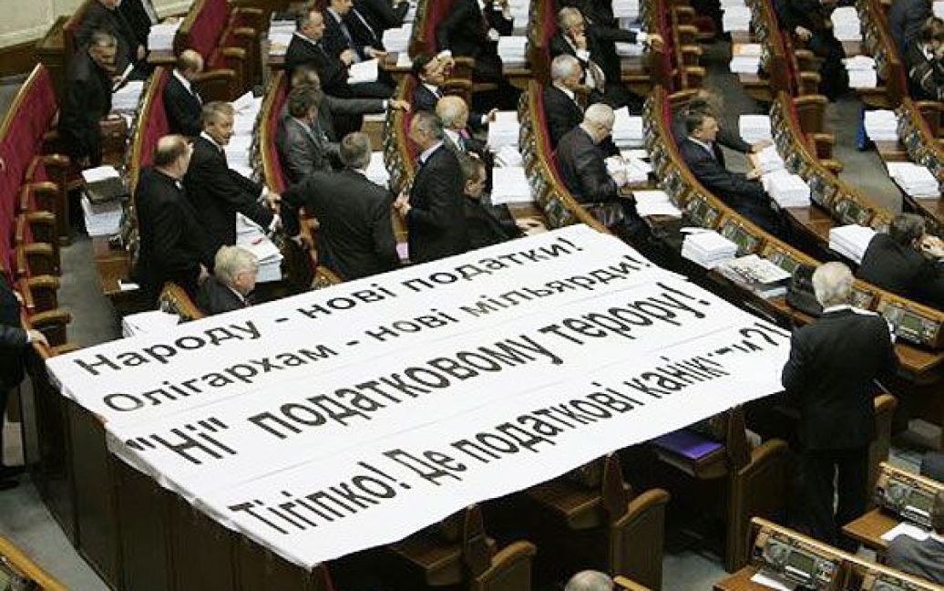Народні депутати України від фракції &rdquo;БЮТ-Батьківщина&rdquo; закріпили в залі ВР плакати із написами &rdquo;Тігіпко! Де податкові канікули?!&rdquo; та &rdquo;Ні&rdquo; податковому терору!&rdquo;. / © УНІАН
