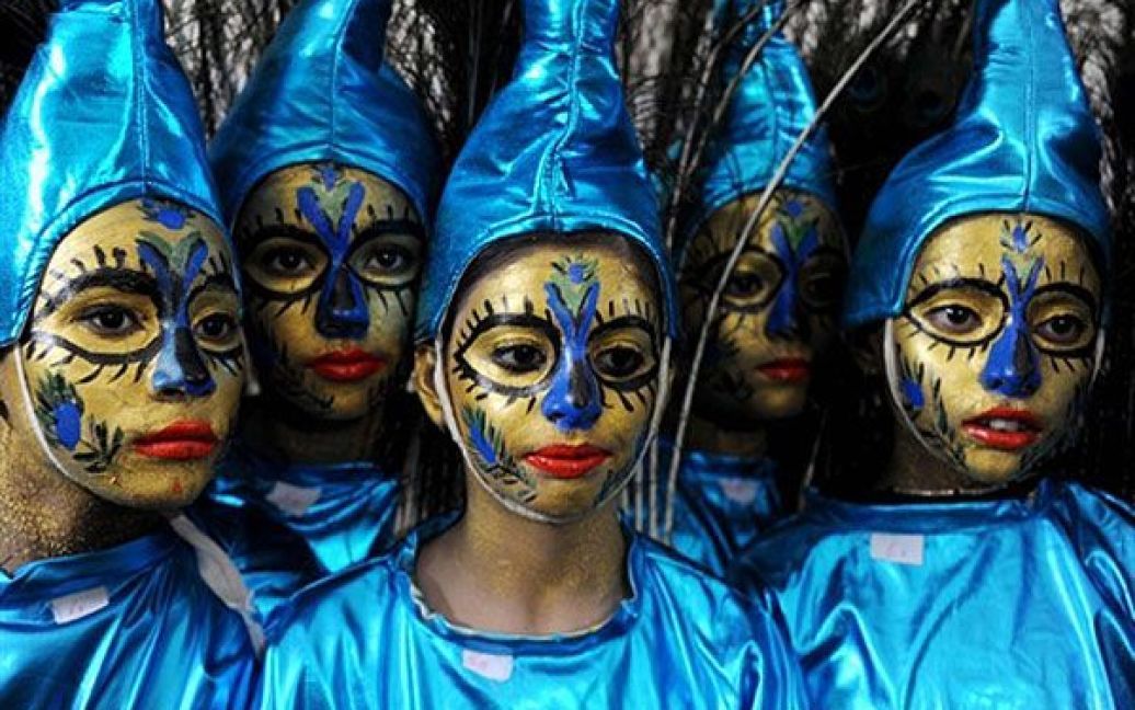 Індія, Амрітсар. Учні, одягнені у костюми павичей, беруть участь у щорічній виставі школи в ашрамі Шрі Рам в Амрітсарі. Блакитний павич є символом і "національним птахом" Індії. / © AFP