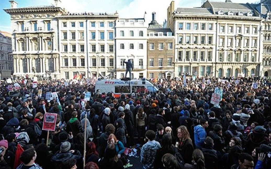 Великобританія, Лондон. Демонстранти атакують поліцейський фургон під час студентської акції протесту проти підвищення плати за навчання, влаштованої у центрі Лондона. Сотні студентів взяли участь у масових протестах проти планів британського уряду. / © AFP