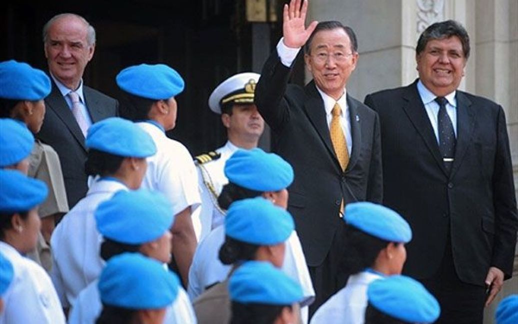 Перу, Ліма. Генеральний секретар ООН Пан Гі Мун вітає присутніх після зустрічі з президентом Перу Аланом Гарсіа в палаці Уряду. / © AFP