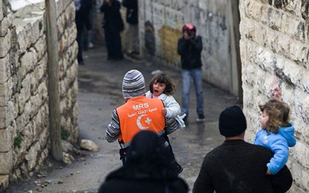 Єрусалим. Медики з палестинської служби Червоного Хреста і Півмісяця забирають дівчат, які були травмовані під час зіткнень між палестинською молоддю та ізраїльською прикордонною поліцією в Східному Єрусалимі. / © AFP