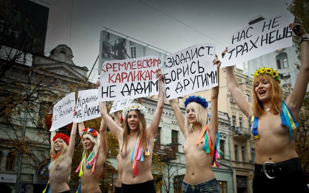 Дівчата принесли з собою плакати "Украина - не Алина", "Нас не нагнешь", "Путин, трогай любовницу, а не Украину", "Кремлевским карликам не дадим" / © femen.livejournal.com