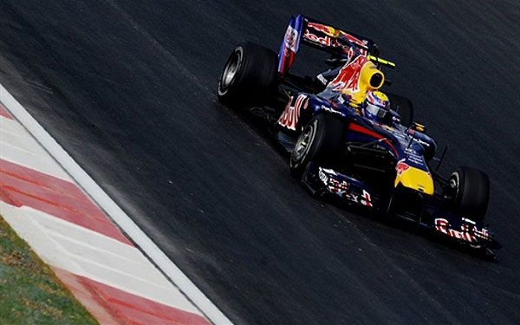 Республіка Корея. Австралійський гонщик команди "Red Bull-Renault" Марк Уеббер прискорюється на своєму автомобілі під час першого заїзду корейського Гран-прі Формули 1 на трасі Йонгам. / © AFP