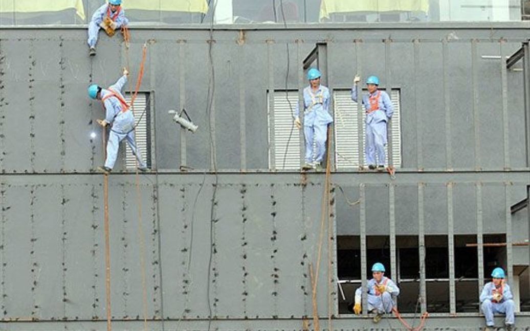 Шрі-Ланка, Сурьявева. Китайські будівельники лагодять стадіон для проведення матчів з крікету в місті Сурьявева напередодні матчу між Шрі-Ланкою і Вест-Індією. / © AFP