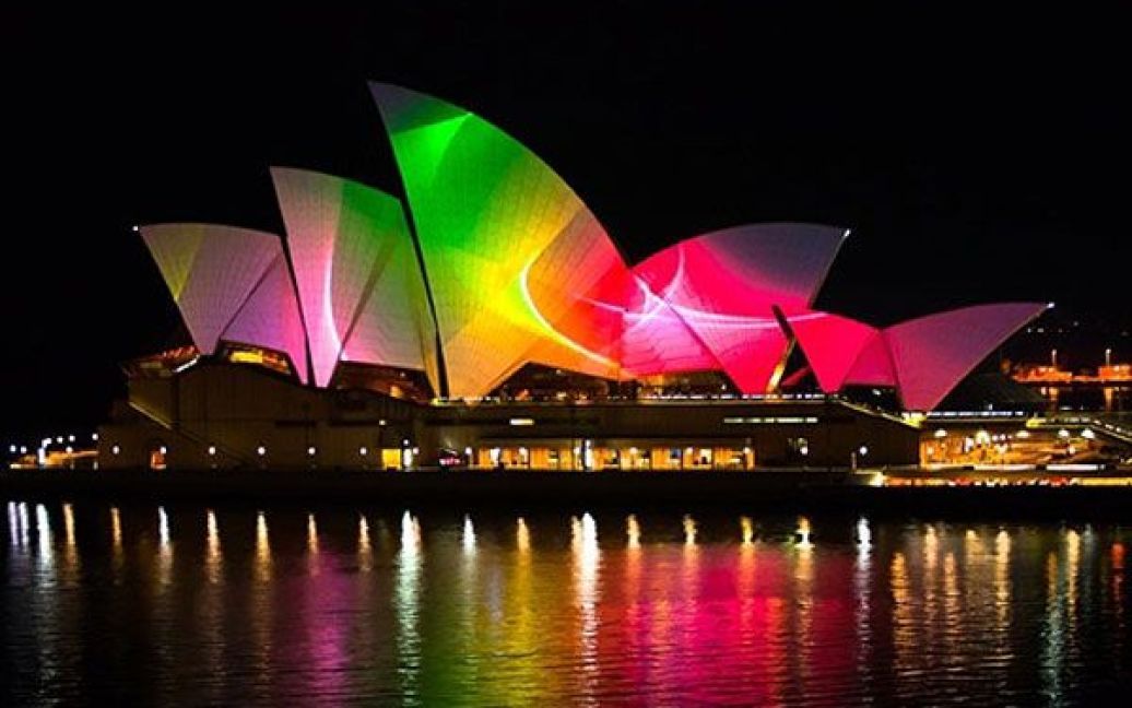 Австралія, Сідней. Сіднейський оперний театр підсвічують до виступу симфонічного оркестру YouTube. / © AFP