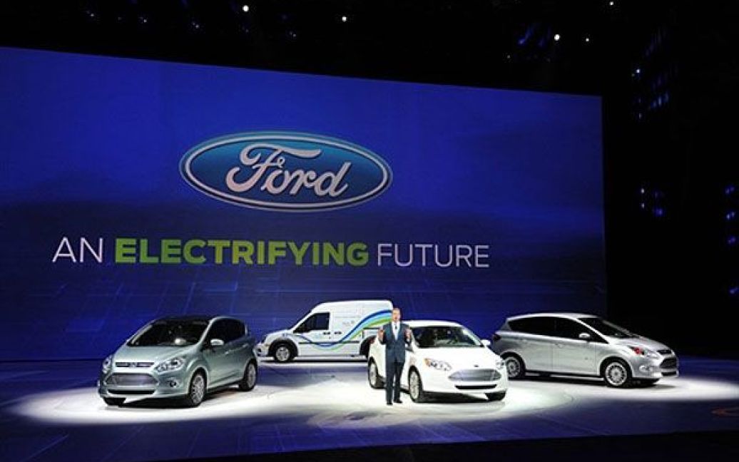 Величезний шматок виставкових площ Детройта традиційно зайняв Ford. Головними новинками цього разу стали бензоелектричні компактвени C-Max &mdash; Energi і Hybrid. / © AFP