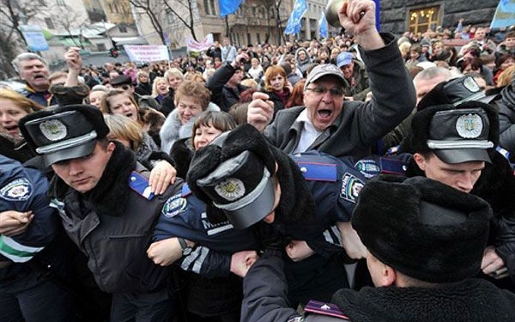 Україна, Київ. Під час мітингу перед будівлею Кабміну в Києві відбулись зіткнення між демонстрантами і міліцією. Близько 5 тисяч українських вчителів, викладачів і професорів взяли участь у акції протесту, вони вимагали збільшення зарплати і фінансування освіти. / © AFP