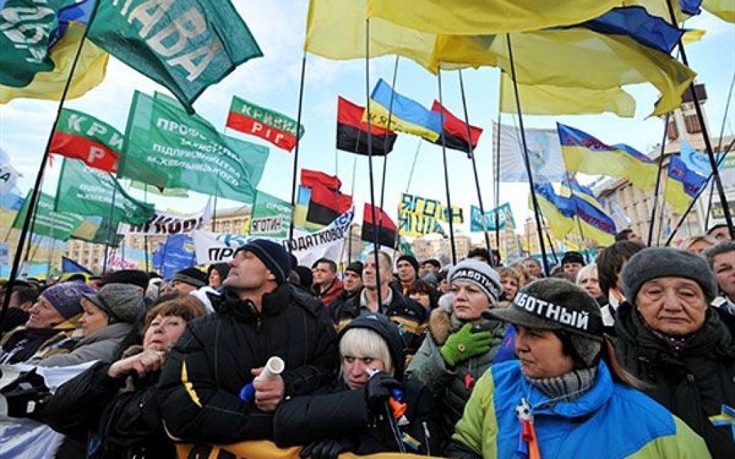 Колона мітингувальників вирушила з Майдану Незалежності на вулицю Банкову до Адміністрації президента. / © AFP