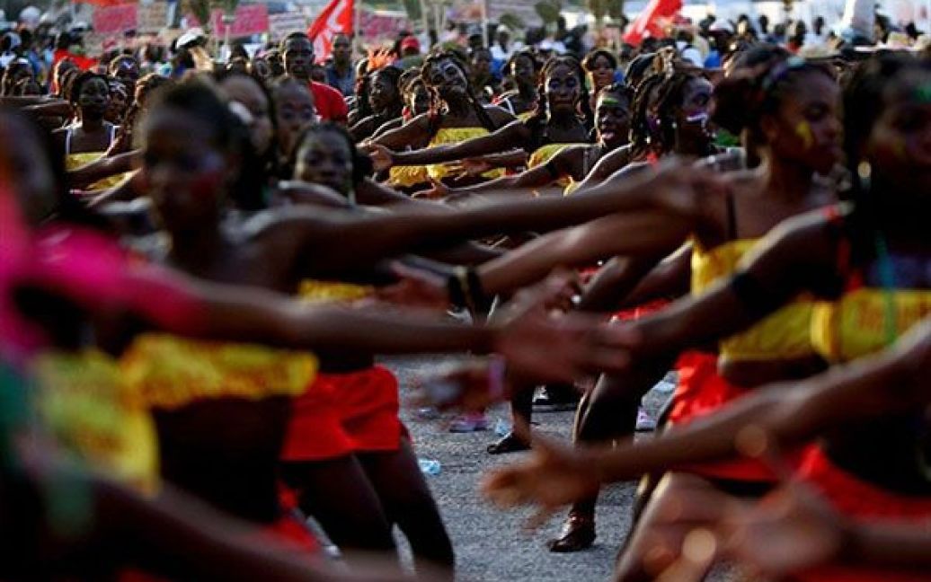 Гаїті, Пуерто-Прінсіпі. Гаїтяни беруть участь у першому карнавалі, який влаштували після руйнівного землетрусу, що стався у січні минулого року. / © AFP
