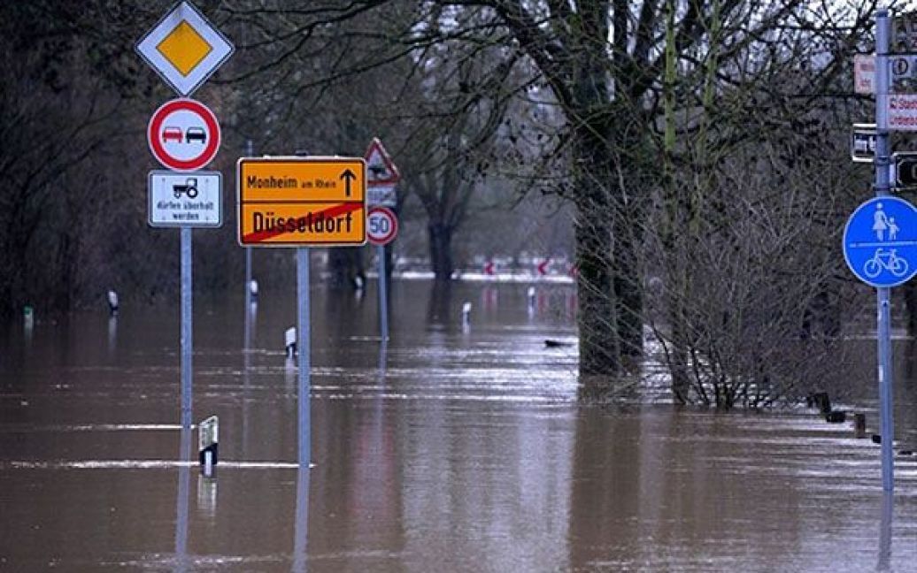 Дорожній знак на затопленій вулиці у місті Урденбах поблизу Дюссельдорфа, Західна Німеччина. / © AFP