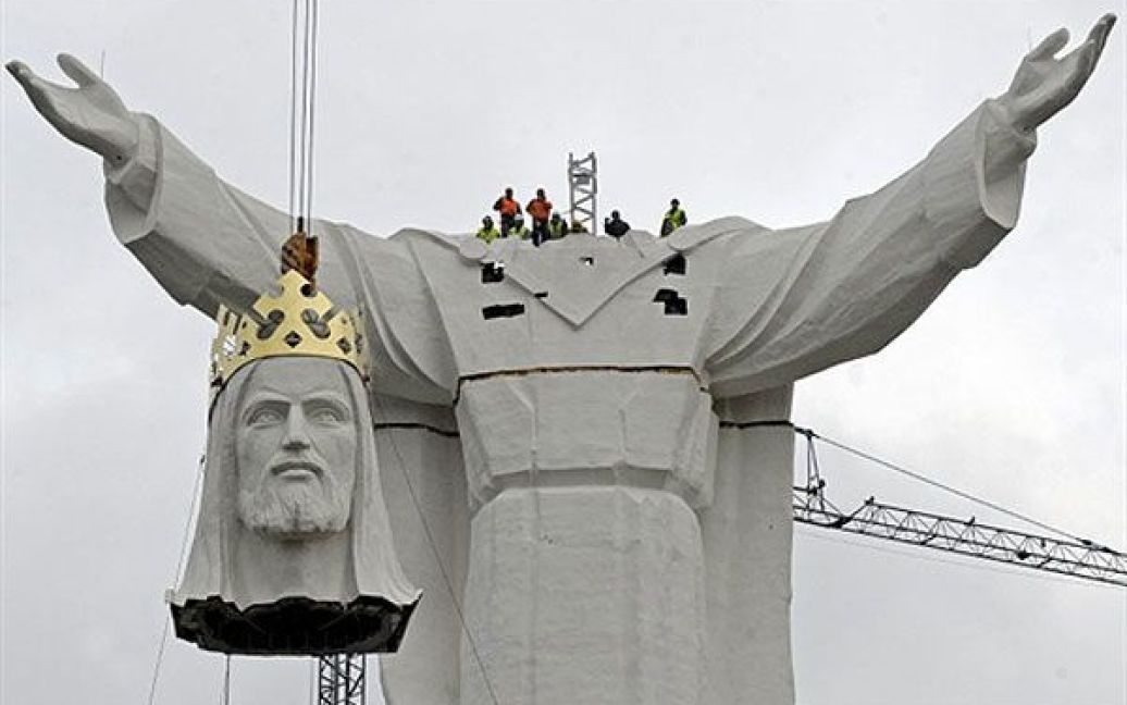 Польща, Свебодзін. Голову найбільшої в світі статуї Ісуса Христа піднімають на крані перед тим, як встановити статую у польському місті Свебодзін. Встановлення статуї висотою 58 метрів планують завершити до 21 листопада. / © AFP