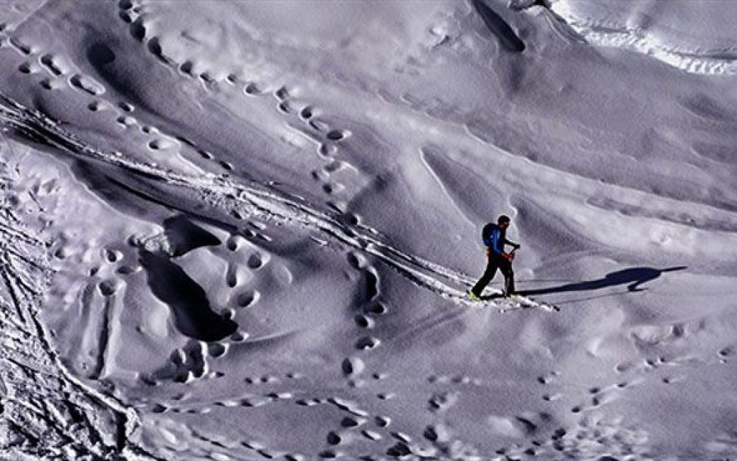 Німеччина, Оберстдорф. Чоловік йде по снігу на гірськолижному курорті Небельхорн, південна Німеччина. / © AFP