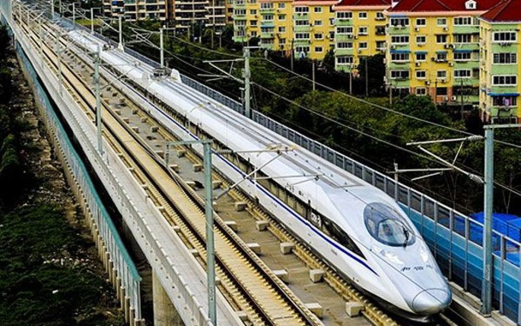 Китай, Шанхай. Китайський швидкісний поїзд відбуває зі станції в Шанхаї після запуску високошвидкісної залізниці Шанхай-Ханчжоу, призначеної для пасажирських перевезень. / © AFP