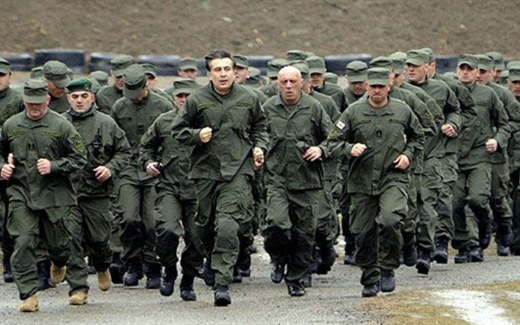 Грузія, Тбілісі. Президент Грузії Михайло Саакашвілі тренується разом із грузинськими спецназівцями під час візиту до тренувального табору поблизу Тбілісі. / © AFP