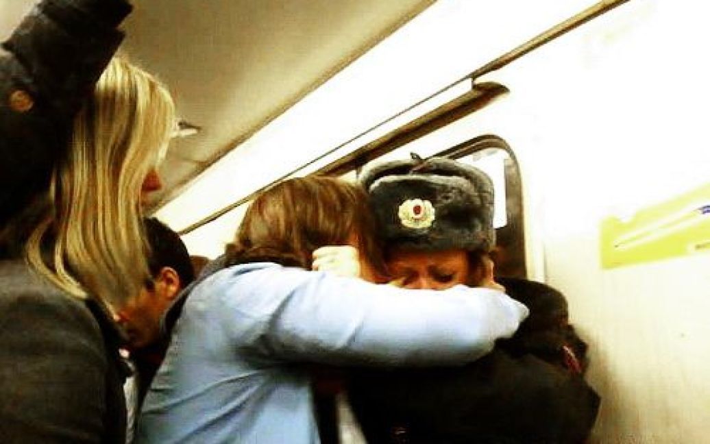 Самі ж працівниці міліції були шоковані поцілунками і намагалися відбитися від активісток "Войни". / © wisegizmo.livejournal.com