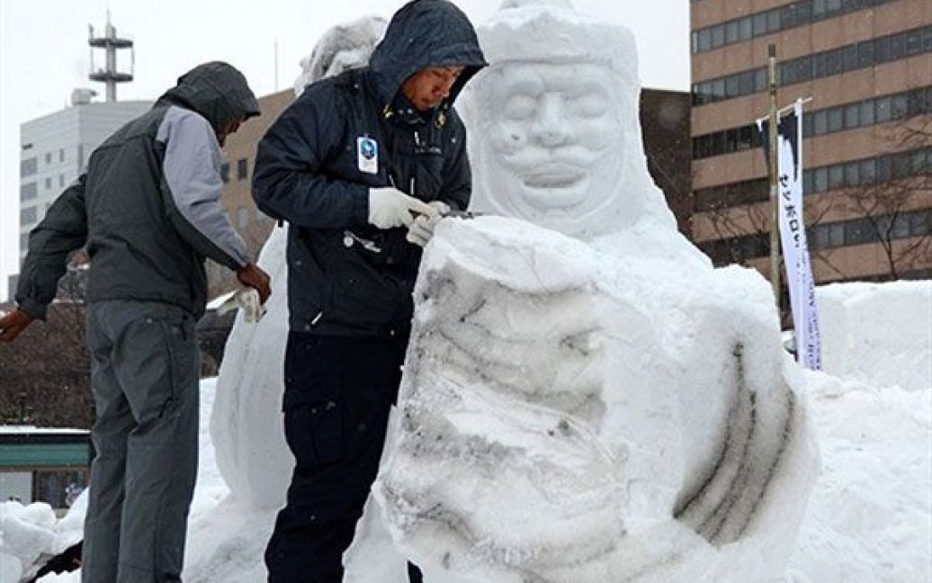 У японському місті Саппоро стартував "Сніговий фестиваль", на якому представлені сотні льодових скульптур. / © AFP