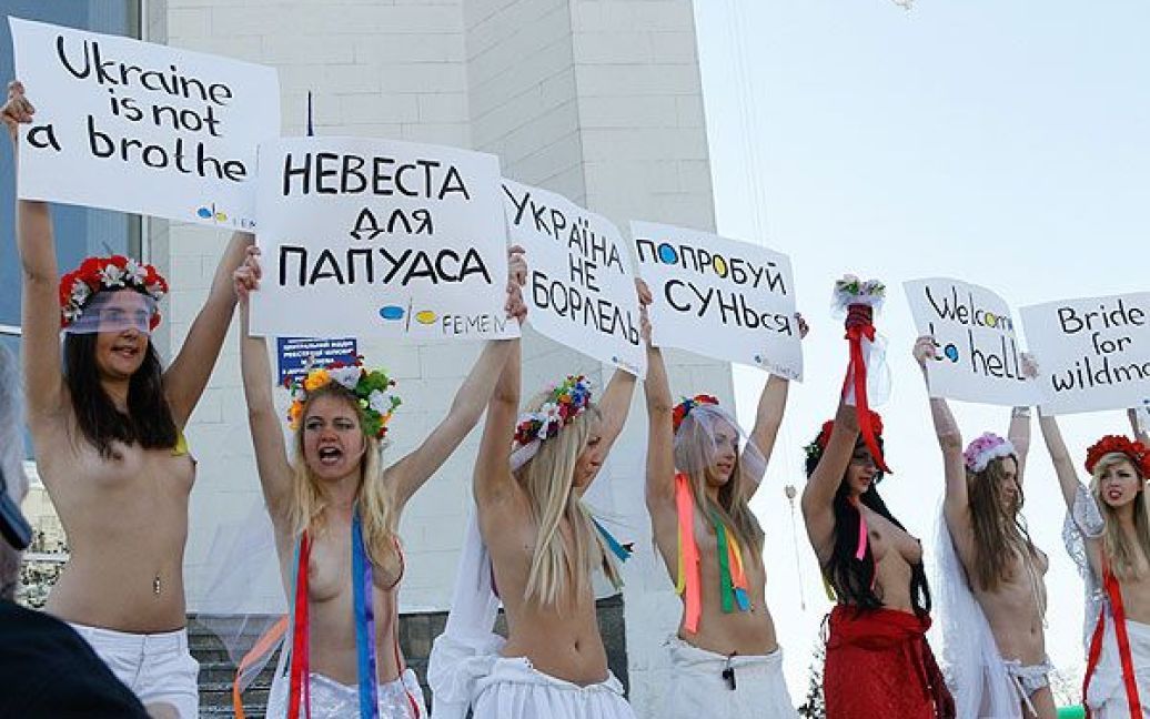 Активістки жіночого руху FEMEN провели у Києві перед будівлею центрального РАГСу України топлес-акцію протесту "Наречені для папуаса". / © Жіночий рух FEMEN