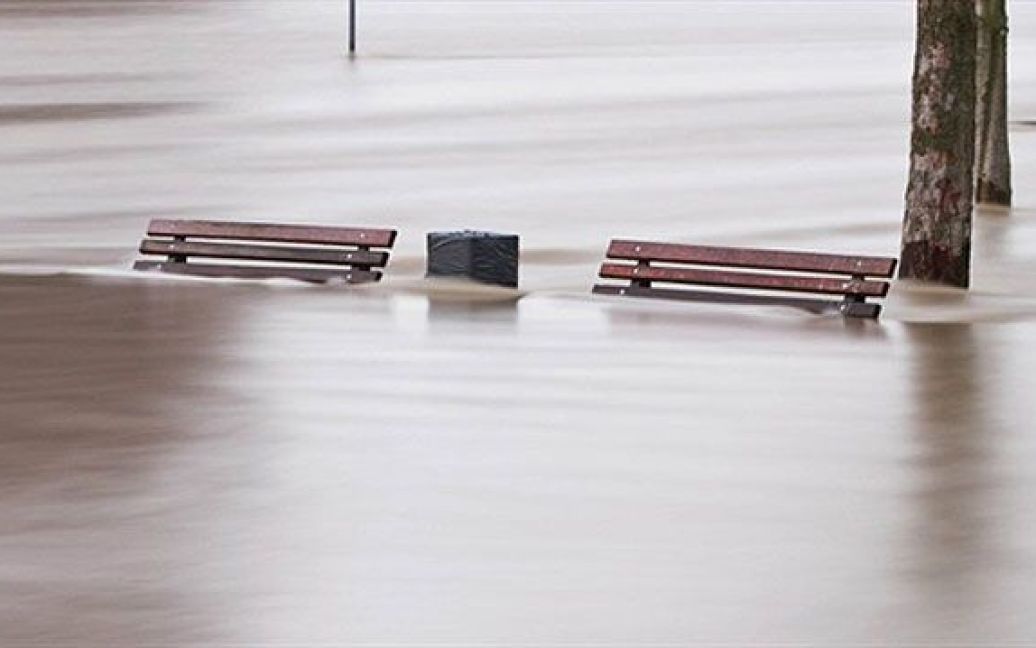 Німеччина, Франкфурт-на-Майні. Дві лавки, затоплені в результаті розливу річки Майн у Франкфурті-на-Майні. Принаймні, чотири людини загинули у Німеччині через повені у багатьох частинах країни. / © AFP