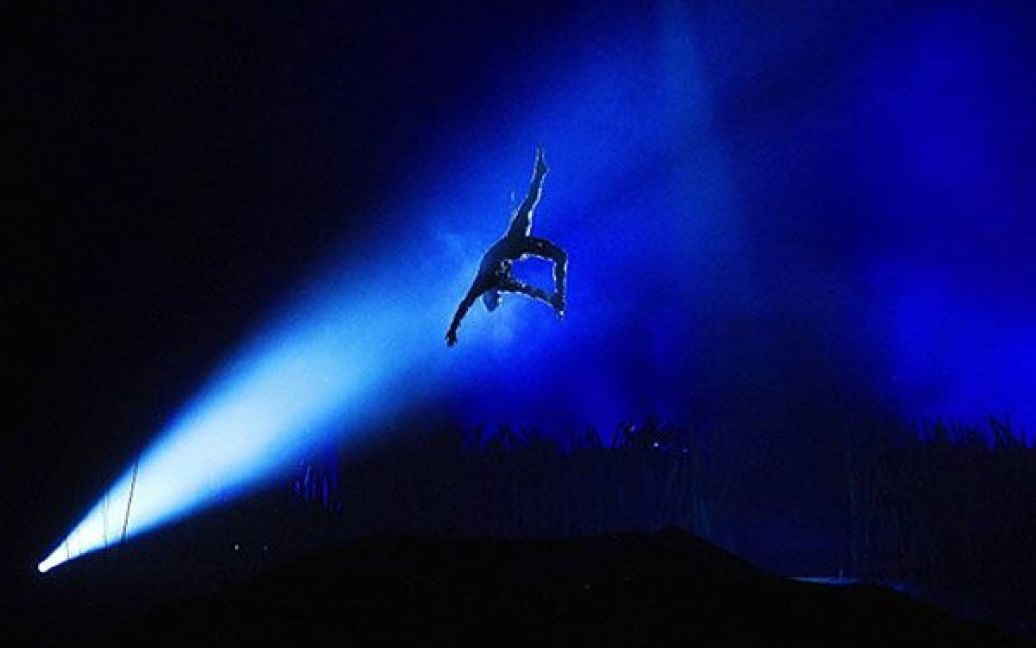 Великобританія, Лондон. Артисти цирку "Cirque Du Soleil" виступають із новою програмою "Тотем" у Королівському Альберт-Холі в Лондоні. / © AFP