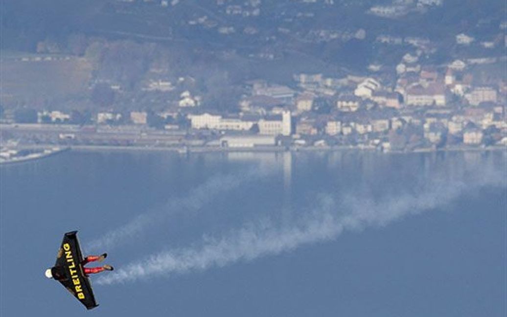 Швейцарія, Берчер. Швейцарський льотчик Ів Россі став першою людиною в світі, яка здійснила політ на реактивному крилі після старту з повітряної кулі. Россі вистрибнув на крилі з повітряної кулі на висоті близько 2 км. / © AFP