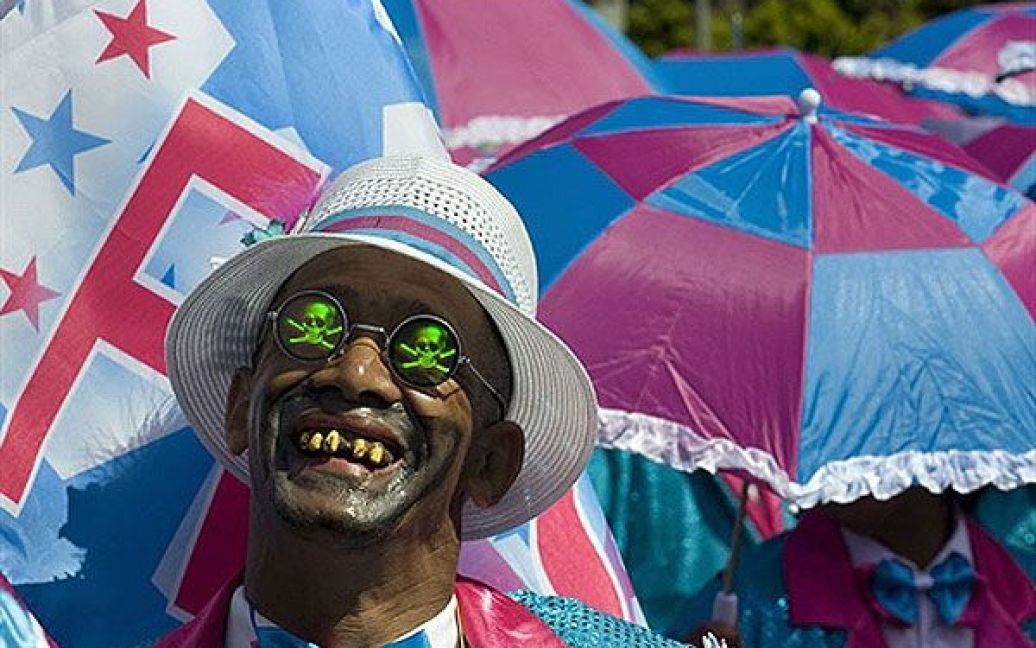 Південна Африка, Кейптаун. Людина бере участь у щорічному міському карнавалі менестрелів у Кейптауні. Цей карнавал зазвичай відбувається на початку січня кожного року, його також називають "другим Новим роком". / © AFP