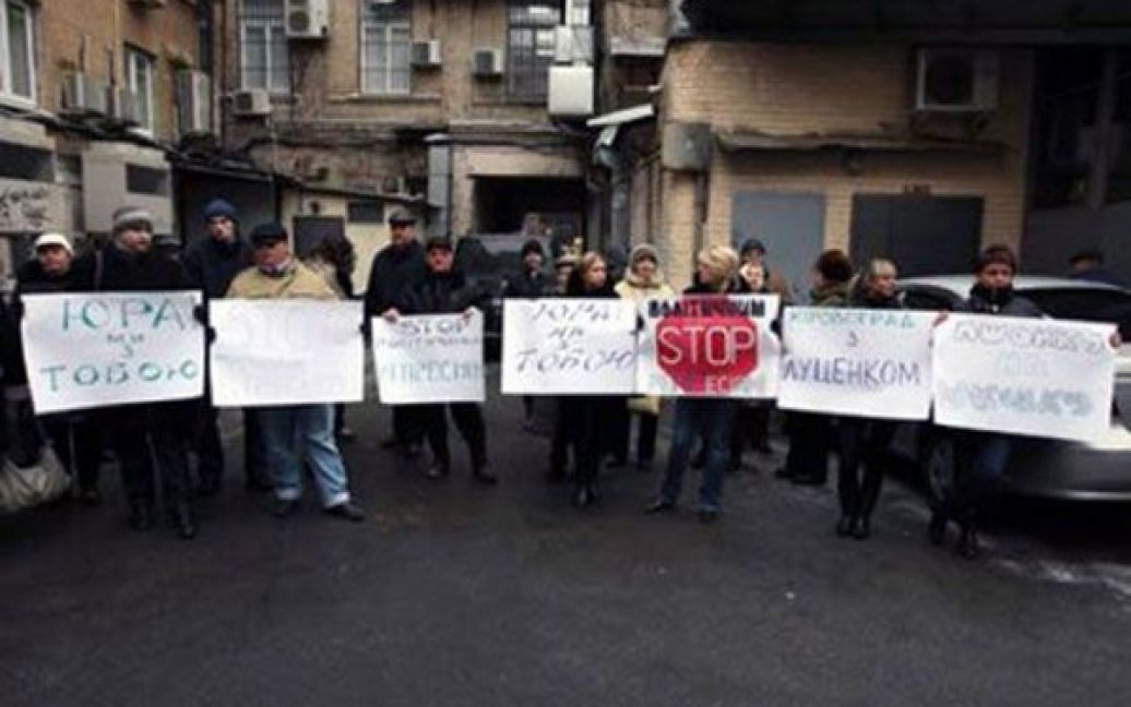 Натовп під стінами Печерського суду вимагає звільнити Луценка / © focus.ua