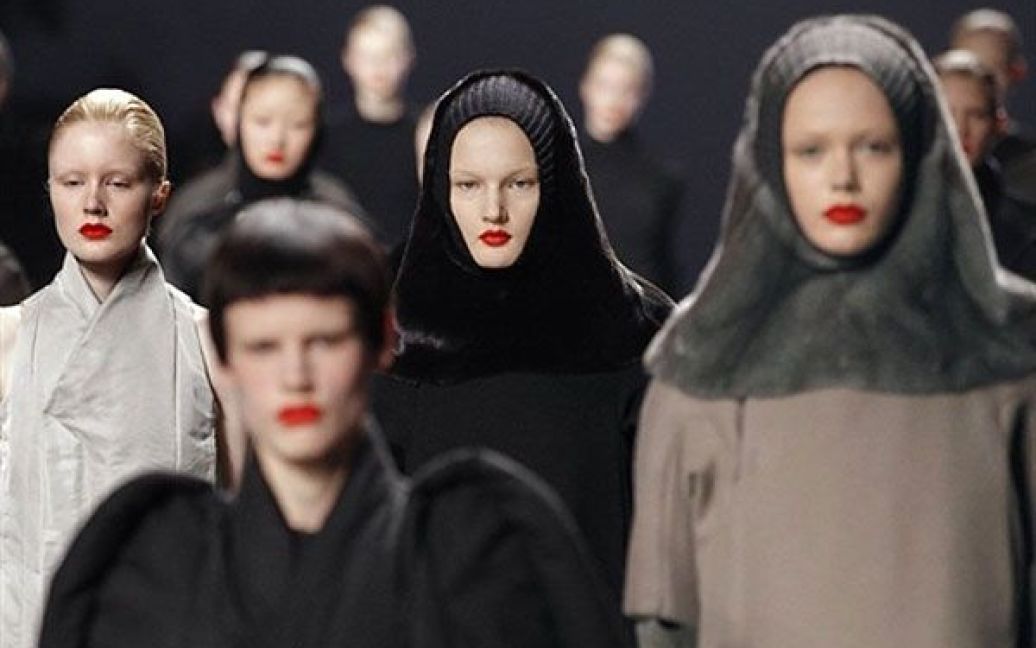 Франція, Париж. Моделі демонструють одяг з колекції американського дизайнера Ріка Оуенса під час показів жіночої моди сезону весна-літо 2012 в Парижі. / © AFP