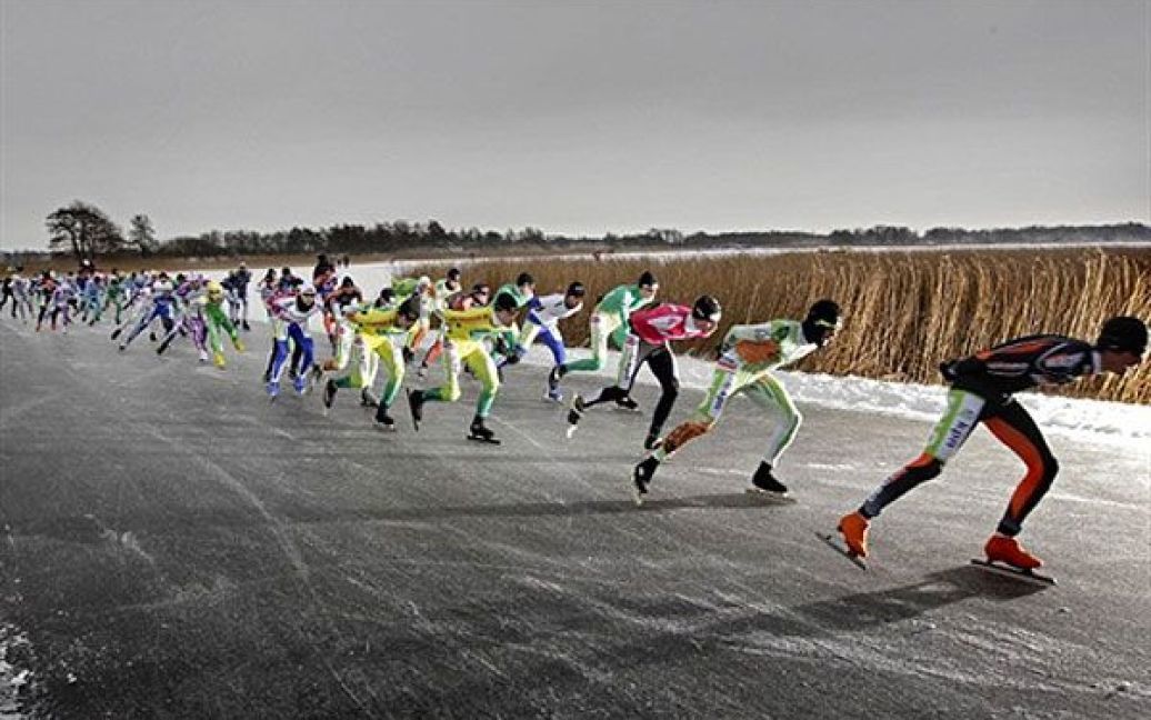 Нідерланди, Ваннепервеен. Ковзанярі беруть участь у національному марафоні Голландії з катання на природному льоду, який провели на озері Белтер-Вейде. / © AFP