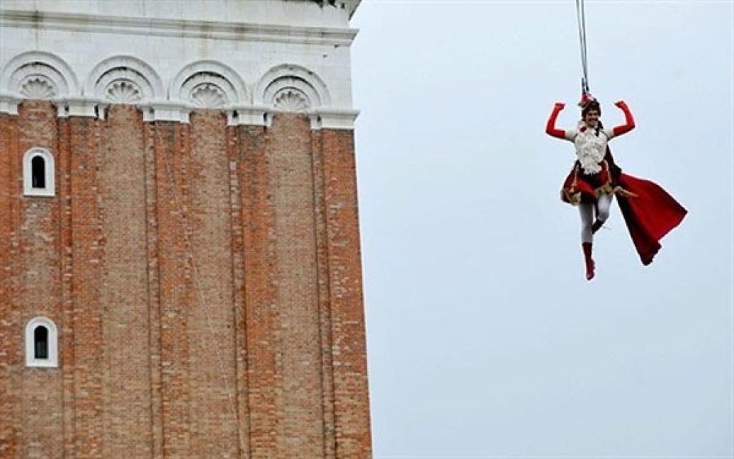 Італія, Венеція. Акробатка бере участь у Венеціанському карнавалі на площі Сан-Марко у Венеції. / © AFP
