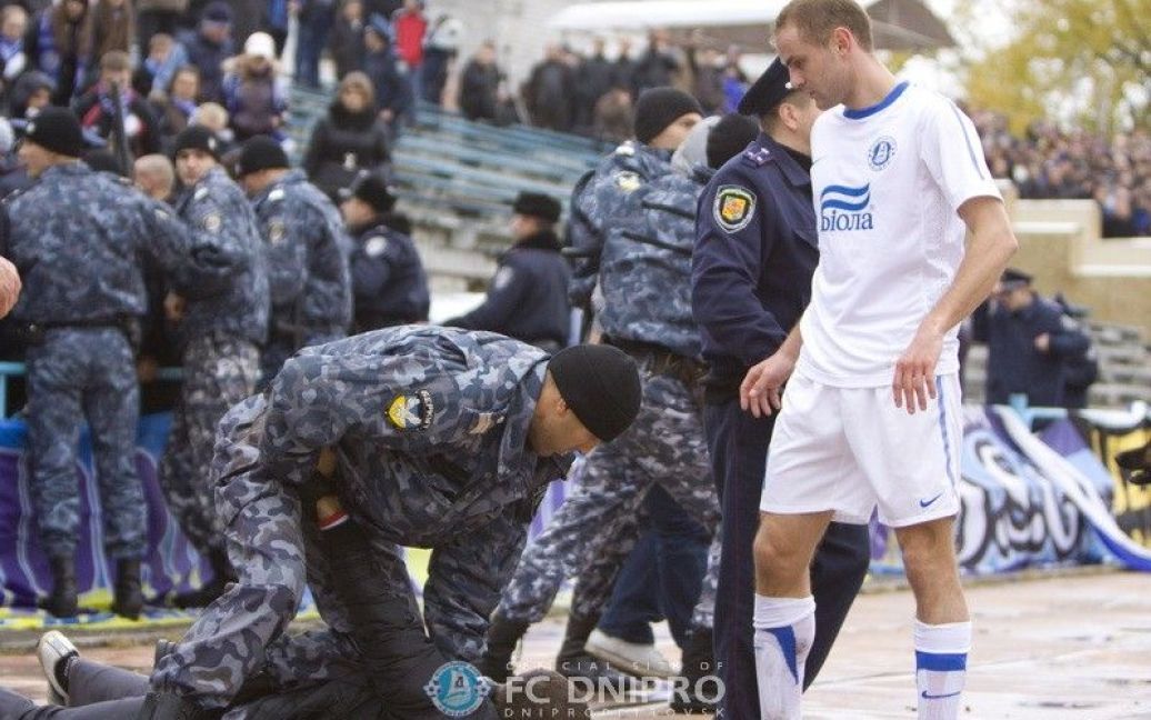 Міліція та футболісти заспокоювали уболівальників. / © fcdnipro.ua