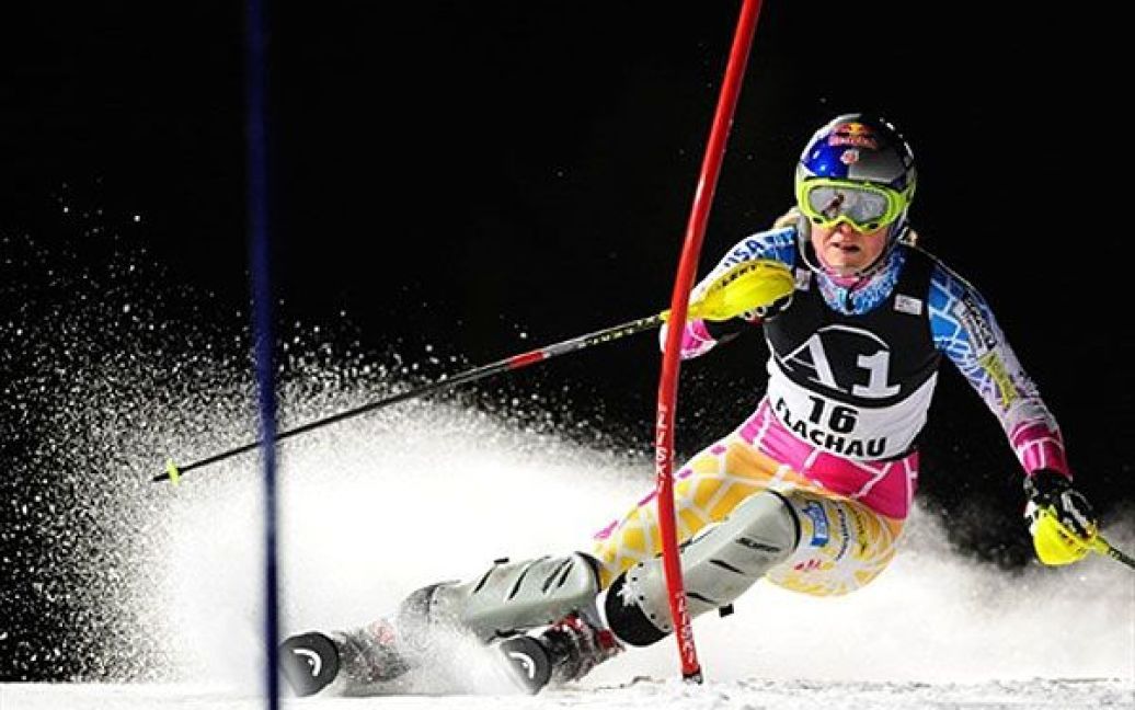 Австрія, Флахау. Американська спортсменка Ліндсі Вонн виступає під час змагань зі слалому на Кубку світу з гірськолижного спорту у Флахау. / © AFP