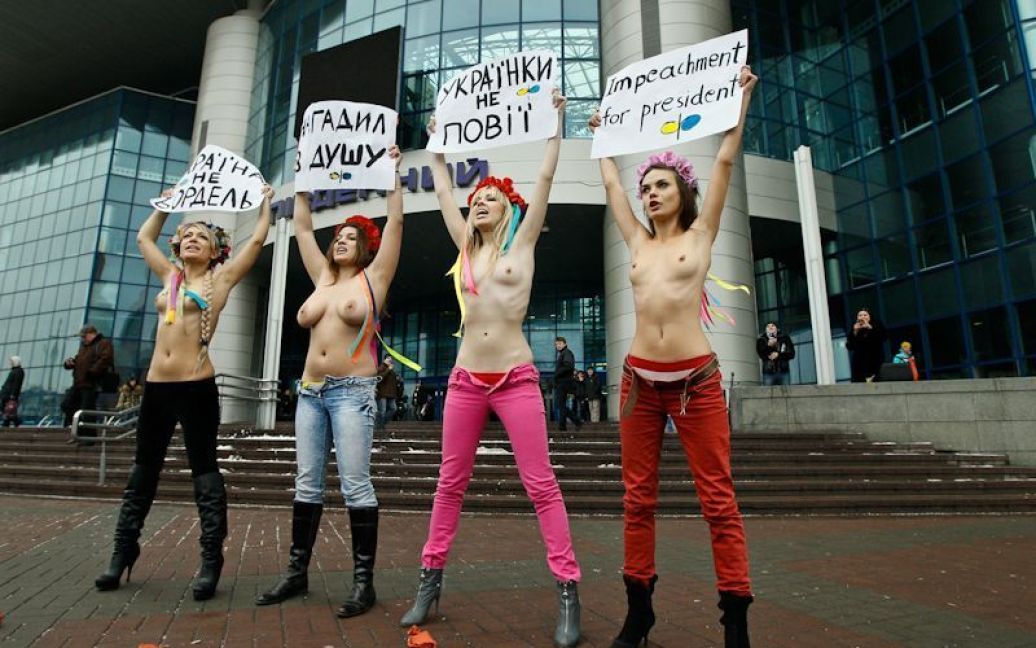 Активістки руху FEMEN виступили проти "політичного срачу" і заяв президента України на саміті у Давосі. / © femen.livejournal.com