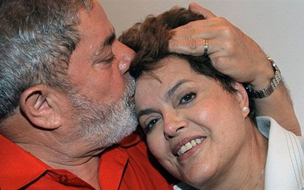 Бразилія, Бразиліа. Бразильський президент Луїс Інасіу Лула да Сілва цілує новообраного президента країни Ділму Руссефф під час святкування перемоги у палаці Альворада. Ділма Руссефф стала першою жінкою-президентом Бразилії, після того, як було оголошено перші результати виборів, за якими вони отримала 56% голосів проти 43%, які отримав її суперник. / © AFP