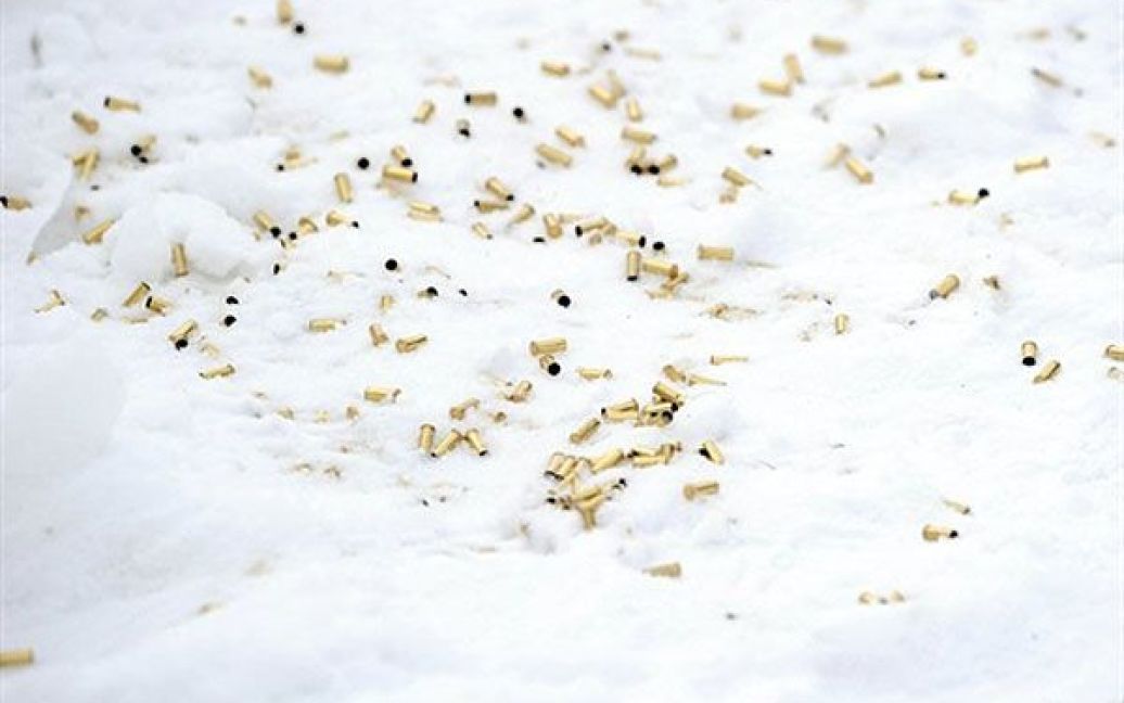 Італія, Антерсельва. Гільзи розкидані у снігу під час гонки на 12,5 км серед жінок на Кубку світу з біатлону. Гонку виграла норвезька спортсменка Тора Бергер. / © AFP