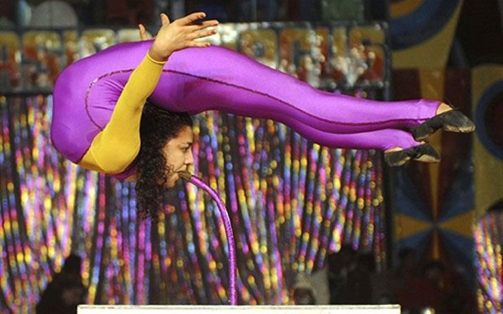Індія, Амрітсар. Вірменська артистка Ані виступає під час відкриття Азіатського Цирку в Амрітсарі. У цирку виступають актори, які часто подорожують: акробати, клоуни, канатоходці, жонглери, в цирку також є дресировані тварини. / © AFP