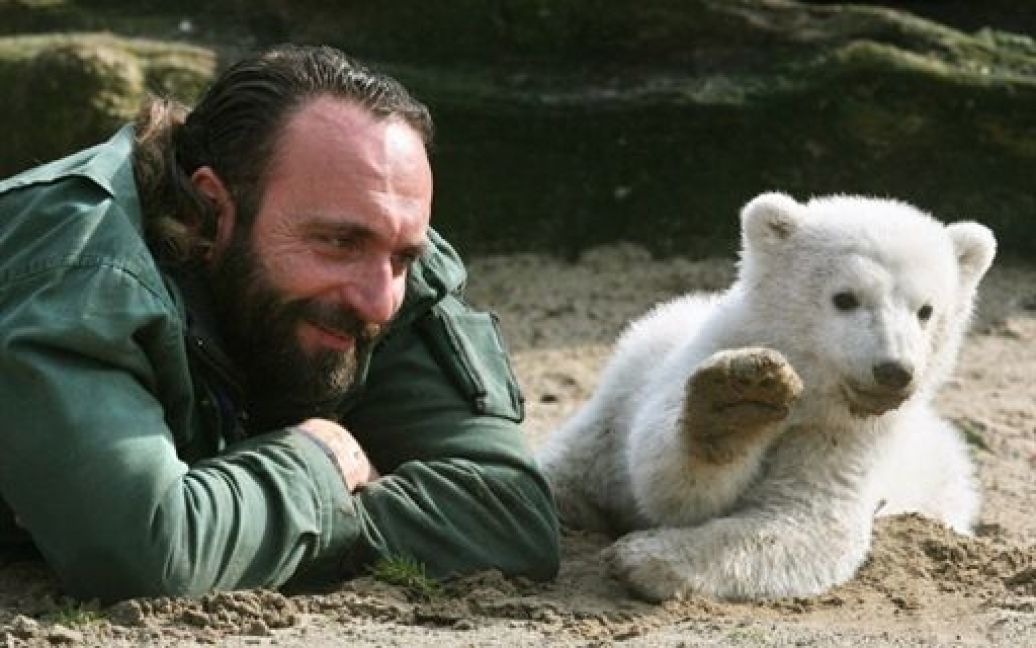 Врятував життя ведмежаті співробітник берлінського зоопарку Томас Дерфляйн / © AFP